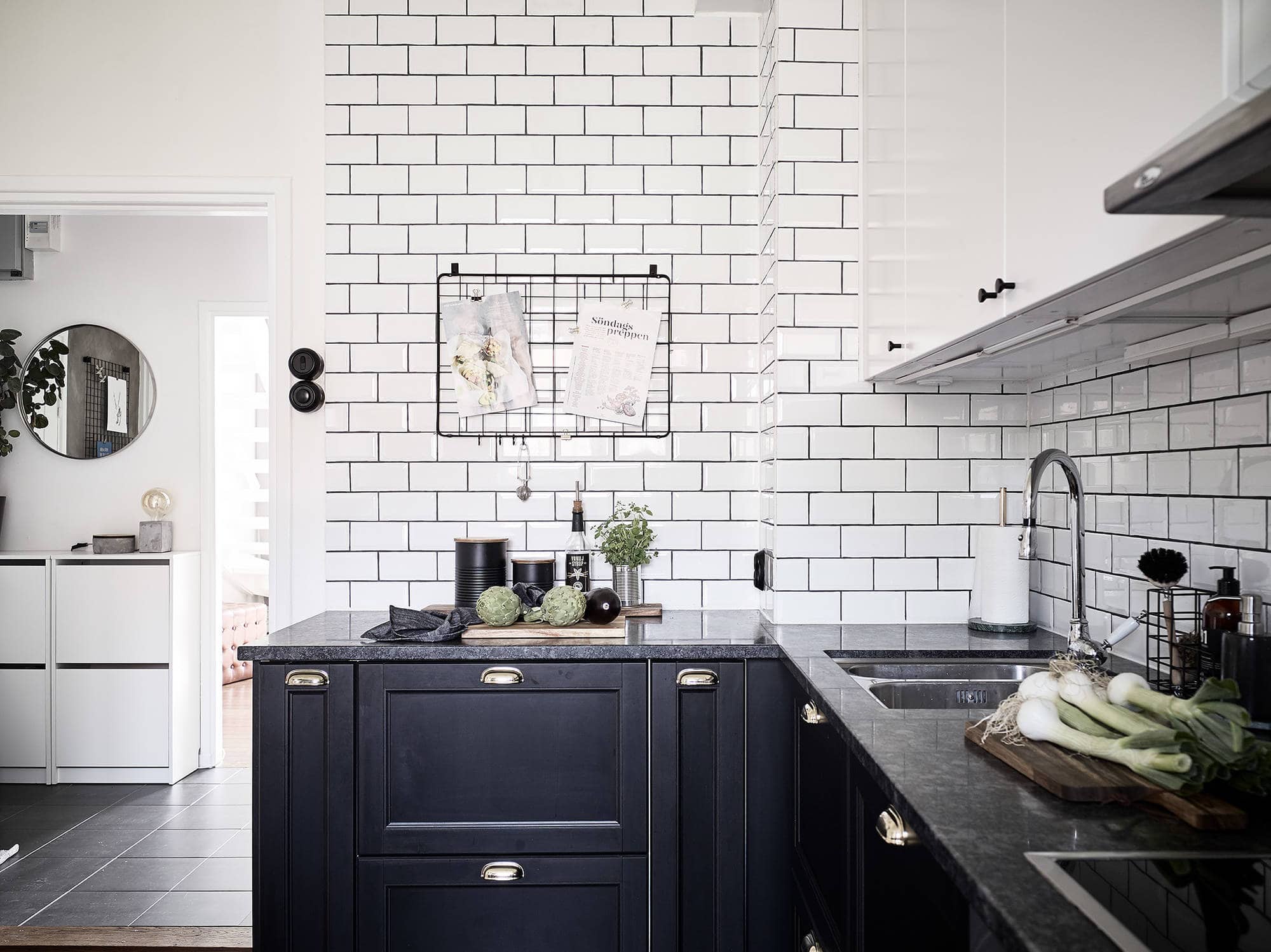 Black kitchen with a rustic look - COCO LAPINE DESIGNCOCO LAPINE DESIGN