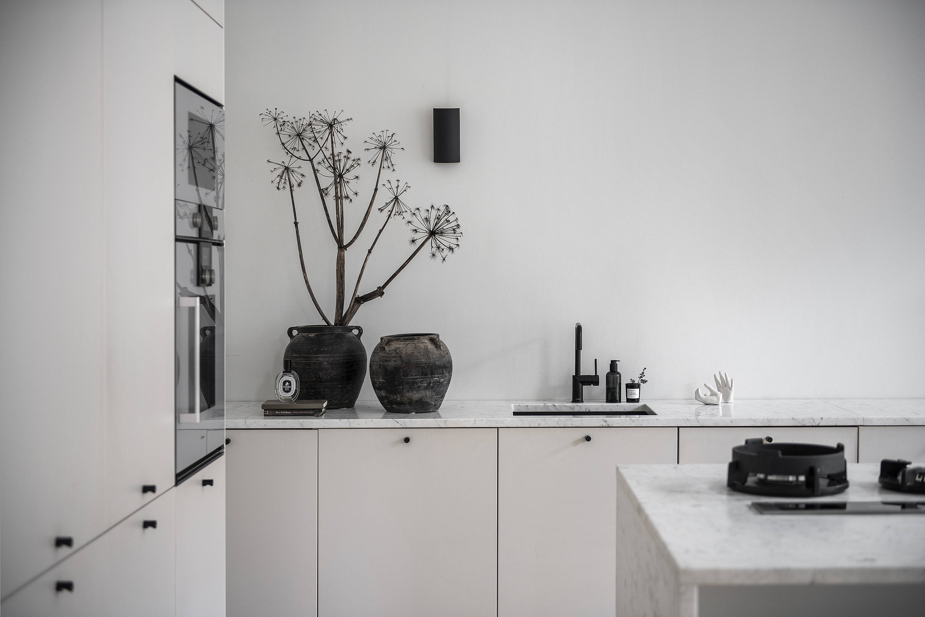 13 inspiring kitchens that pair white kitchen cabinets with black hardware  - COCO LAPINE DESIGNCOCO LAPINE DESIGN